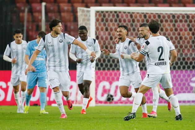 10.10.2026 Zuerich, SCHWEIZ, Stadion Letzigrund Zuerich, Herren Fussball Super League FC Zuerich - FC Thun Torjubel Leandro Schoedler, Bledian Krasniqi, Valon Berisha und Lindrit Kamberi (FCZ)