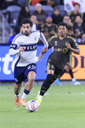 October 10, 2026, Los Angeles, California, USA: Brian White 24 of the Vancouver Whitecaps takes the ball up the sideline as Thayllon 43 of the Los Angeles Football Club defends during their regular season MLS, Fussball Herren, USA game on Saturday October 10, 2026 at the BMO Stadium in Los Angeles, California. LAFC tie with Whitecaps, 1-1. ARIANA RUIZ PI Los Angeles USA - ZUMAp124 20261010_zaa_p124_017 Copyright: xArianaxRuizx