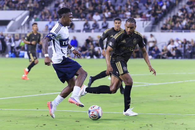 October 10, 2026, Los Angeles, California, USA: Edier Ocampo 18 of the Vancouver Whitecaps attempts to cross the ball as Eddie Segura 4 of the Los Angeles Football Club defends during their regular season MLS, Fussball Herren, USA game on Saturday October 10, 2026 at the BMO Stadium in Los Angeles, California. LAFC tie with Whitecaps, 1-1. ARIANA RUIZ PI Los Angeles USA - ZUMAp124 20261010_zaa_p124_023 Copyright: xArianaxRuizx