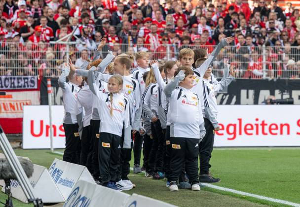 Fußball, Herren, Saison 2026 2027, 1. Bundesliga (5. Spieltag), 1. FC Union Berlin - SV 07 Elversberg (1:0), Einlaufkinder vor dem Spiel, teileweise aus dem Kinderhospiz Sonnenhof, 10.10.2026, Copyright: xMatthiasxKochx