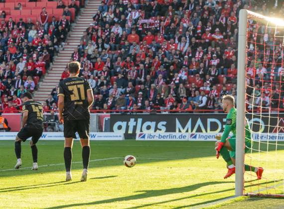 Fußball, Herren, Saison 2026 2027, 1. Bundesliga (5. Spieltag), 1. FC Union Berlin - SV 07 Elversberg (1:0), Livan Burcu (nicht im Bild 1. FC Union Berlin) erzielt das Tor zum 1:0 gegen v. l. Felix Keidel (SV Elversberg), Maximilian Rohr (SV Elversberg) und Torwart Nicolas Kristof (SV Elversberg), 10.10.2026, Copyright: xMatthiasxKochx