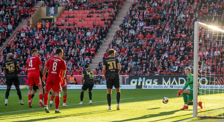 Fußball, Herren, Saison 2026 2027, 1. Bundesliga (5. Spieltag), 1. FC Union Berlin - SV 07 Elversberg (1:0), Livan Burcu (nicht im Bild 1. FC Union Berlin) erzielt das Tor zum 1:0 gegen Felix Keidel (43 SV Elversberg) und Torwart Nicolas Kristof (SV Elversberg), 10.10.2026, Copyright: xMatthiasxKochx