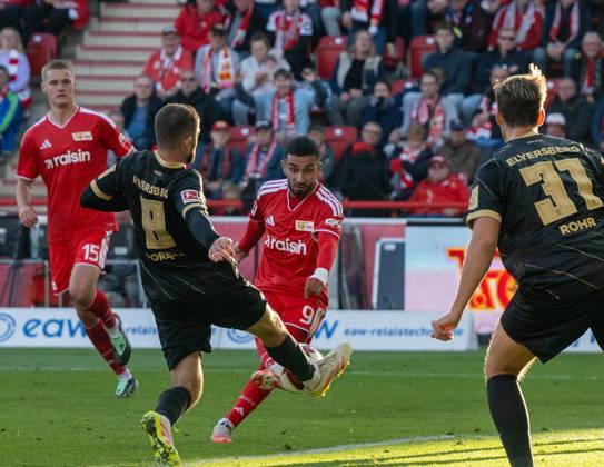 Fußball, Herren, Saison 2026 2027, 1. Bundesliga (5. Spieltag), 1. FC Union Berlin - SV 07 Elversberg (1:0), v. l. Tom Rothe (1. FC Union Berlin), Lukasz Poreba (SV Elversberg), Livan Burcu (1. FC Union Berlin), Maximilian Rohr (SV Elversberg), 10.10.2026, Copyright: xMatthiasxKochx