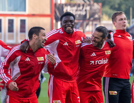 Fußball, Herren, Saison 2026 2027, 1. Bundesliga (5. Spieltag), 1. FC Union Berlin - SV 07 Elversberg (1:0), v. l. Rani Khedira (1. FC Union Berlin), Mekhi Gray (1. FC Union), Christopher Trimmel (1. FC Union), Torwart Matheo Raab (1. FC Union Berlin), Jubel nach dem Abpfiff, 10.10.2026, Copyright: xMatthiasxKochx