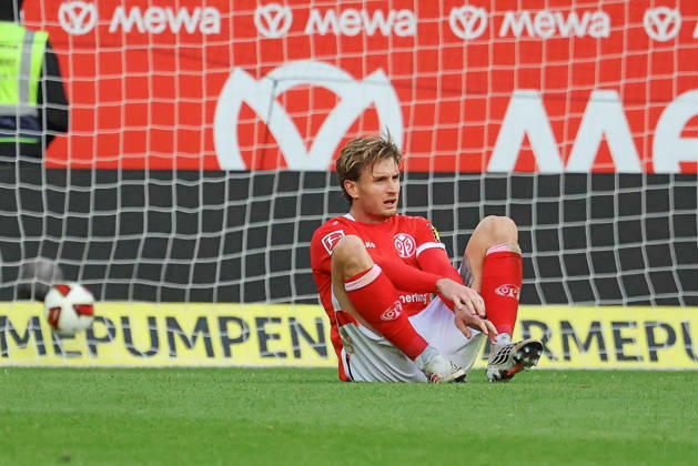 Mainz, Deutschland 10. Oktober 2026: 1. Bundesliga - 2026 2027 - 5. Spieltag - 1. FSV Mainz 05 gegen Bayer 04 Leverkusen Im Bild: Stefan Posch (M05) sitzt nach dem Abpfiff enttäuschta uf dem Spielfeld. DFL regulations prohibit any use of photographs as image sequences and or quasi-video Mewa Arena Rheinland - Pfalz Copyright: xFotostandx xRacochax