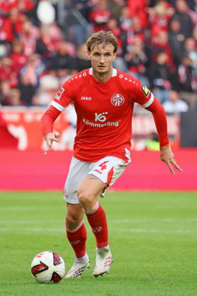 Mainz, Deutschland 10. Oktober 2026: 1. Bundesliga - 2026 2027 - 5. Spieltag - 1. FSV Mainz 05 gegen Bayer 04 Leverkusen Im Bild: Stefan Posch (M05) dribbelt mit dem Ball durchs Mittelfeld. DFL regulations prohibit any use of photographs as image sequences and or quasi-video Mewa Arena Rheinland - Pfalz Copyright: xFotostandx xRacochax