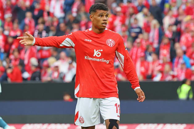 Mainz, Deutschland 10. Oktober 2026: 1. Bundesliga - 2026 2027 - 5. Spieltag - 1. FSV Mainz 05 gegen Bayer 04 Leverkusen Im Bild: Ransford Königsdörffer Koenigsdoerffer (M05) steht gestikulierend auf dem Spielfeld. DFL regulations prohibit any use of photographs as image sequences and or quasi-video Mewa Arena Rheinland - Pfalz Copyright: xFotostandx xRacochax