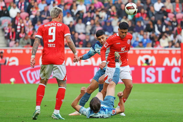 Mainz, Deutschland 10. Oktober 2026: 1. Bundesliga - 2026 2027 - 5. Spieltag - 1. FSV Mainz 05 gegen Bayer 04 Leverkusen Im Bild: v.li. beim Kampf um den Ball: Phillip Tietz (M05) , Jonas Hofmann (B04), Ezequiel Fernandez Fernandez (B04) und Nadiem Amiri (M05). DFL regulations prohibit any use of photographs as image sequences and or quasi-video Mewa Arena Rheinland - Pfalz Copyright: xFotostandx xRacochax