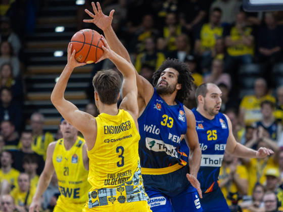 EWE Baskets Oldenburg im Zweikampf mit Phoenix Hagen, Gibson Trenton, Aktion EWE Baskets Oldenburg vs Phoenix Hagen, Basketball, BBL, 10.10.2026 Oldenburg Copyright: xEibner-Pressefotox EP_EER