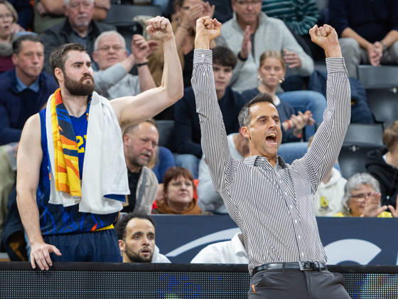 Phoenix Hagen, Trainer von Phoenix Hagen Cris Harris jubelt, EWE Baskets Oldenburg vs Phoenix Hagen, Basketball, BBL, 10.10.2026 Oldenburg Copyright: xEibner-Pressefotox EP_EER