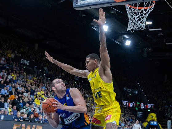 EWE Baskets Oldenburg im Zweikampf mit Phoenix Hagen, Wiggins Demajeo, Krutwig Cameron, EWE Baskets Oldenburg vs Phoenix Hagen, Basketball, BBL, 10.10.2026 Oldenburg Copyright: xEibner-Pressefotox EP_EER
