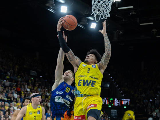 EWE Baskets Oldenburg im Zweikampf mit Phoenix Hagen, Pope Tylan EWE Baskets Oldenburg vs Phoenix Hagen, Basketball, BBL, 10.10.2026 Oldenburg Copyright: xEibner-Pressefotox EP_EER