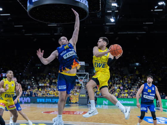 EWE Baskets Oldenburg im Zweikampf mit Phoenix Hagen EWE Baskets Oldenburg vs Phoenix Hagen, Basketball, BBL, 10.10.2026 Oldenburg Copyright: xEibner-Pressefotox EP_EER