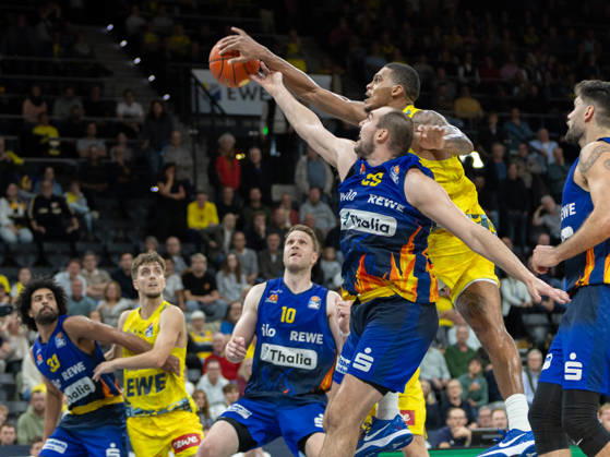 EWE Baskets Oldenburg im Zweikampf mit Phoenix Hagen EWE Baskets Oldenburg vs Phoenix Hagen, Basketball, BBL, 10.10.2026 Oldenburg Copyright: xEibner-Pressefotox EP_EER