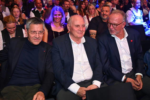 v.li: Herbert HAINER (Praesident Bayern Muenchen),Uli HOENESS (Höness,Ehrenpraesident Bayern Muenchen), Karl Heinz RUMMENIGGE, (ehemaliger Vorstandsvorsitzender) Bayerischer Sportpreis 2026 in der BMW Welt, Roter Teppich,Red Carpet am 10.10.2026