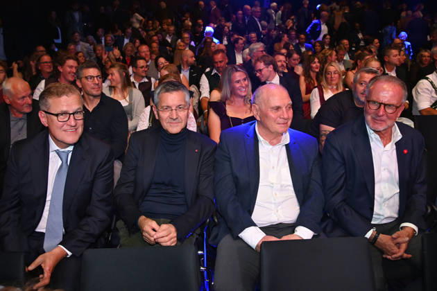 v.li:Jan Christian DREESEN (Vorstandsvorsitzender FCB),Herbert HAINER (Praesident Bayern Muenchen),Uli HOENESS (Höness,Ehrenpraesident Bayern Muenchen), Karl Heinz RUMMENIGGE, (ehemaliger Vorstandsvorsitzender) Bayerischer Sportpreis 2026 in der BMW Welt, Roter Teppich,Red Carpet am 10.10.2026
