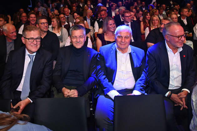v.li:Jan Christian DREESEN (Vorstandsvorsitzender FCB),Herbert HAINER (Praesident Bayern Muenchen),Uli HOENESS (Höness,Ehrenpraesident Bayern Muenchen), Karl Heinz RUMMENIGGE, (ehemaliger Vorstandsvorsitzender) Bayerischer Sportpreis 2026 in der BMW Welt, Roter Teppich,Red Carpet am 10.10.2026