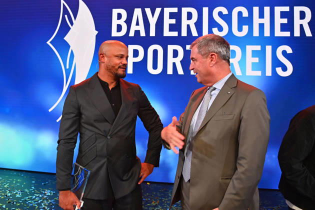 Trainer Vincent KOMPANY (Bayern Muenchen) mit dem Ehrenpreis des Bayerischen Mininsterpraesidenten Markus SOEDER, Bayerischer Sportpreis 2026 in der BMW Welt, Roter Teppich,Red Carpet am 10.10.2026