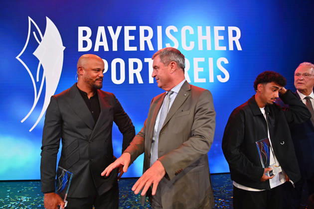 Trainer Vincent KOMPANY (Bayern Muenchen) mit dem Ehrenpreis des Bayerischen Mininsterpraesidenten Markus SOEDER,Re:Nathaniel BROWN (Bayern Muenchen),Joachim HERRMANN (Innenminister Bayern). Bayerischer Sportpreis 2026 in der BMW Welt, Roter Teppich,Red Carpet am 10.10.2026