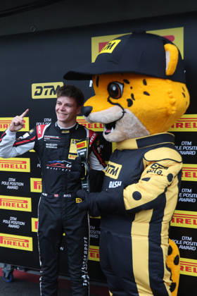 Hockenheim, Deutschland 09.- 11. Oktober 2026: DTM - 2026 - Saisonfinale - Hockenheimring - Sonntag Qualifikation 2 Im Bild: Bastian Buus (DEN 29) auf der Pole Position im Portrait mit DTM Dash Maskottchen Hockenheimring Baden Württemberg Copyright: xFotostandx xFWMEDIAx
