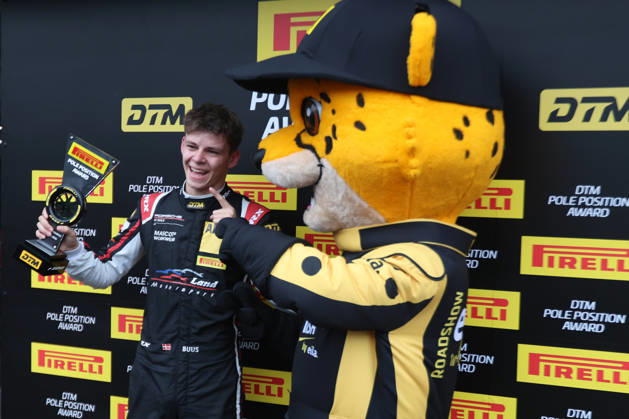Hockenheim, Deutschland 09.- 11. Oktober 2026: DTM - 2026 - Saisonfinale - Hockenheimring - Sonntag Qualifikation 2 Im Bild: Bastian Buus (DEN 29) mit DTM Dash Maskottchen Hockenheimring Baden Württemberg Copyright: xFotostandx xFWMEDIAx