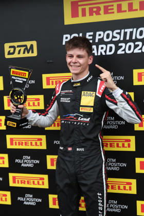 Hockenheim, Deutschland 09.- 11. Oktober 2026: DTM - 2026 - Saisonfinale - Hockenheimring - Sonntag Qualifikation 2 Im Bild: Bastian Buus (DEN 29) mit dem Pole Position Award Hockenheimring Baden Württemberg Copyright: xFotostandx xFWMEDIAx