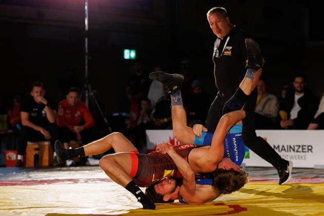 DRB BIRTAT Bundesliga, 6. Wettkampftag, ASV Mainz 88 - KG Baienfurt Ravensburg, Mainz, 10.10.2026 Kampf zwischen John Keterling (rot, ASV Mainz 88) Norik Harutyunyan (blau, KG Baienfurt Ravensburg), Freistil bis 61 kg DRB BIRTAT Bundesliga, 6. Wettkampftag, ASV Mainz 88 - KG Baienfurt Ravensburg, Sporthalle am großen Sand, Mainz, 10.10.2026 Copyright: xBEAUTIFULxSPORTS Hahnex