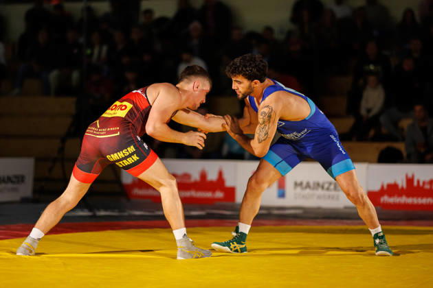 DRB BIRTAT Bundesliga, 6. Wettkampftag, ASV Mainz 88 - KG Baienfurt Ravensburg, Mainz, 10.10.2026 Kampf zwischen Calvin Stiller (rot, ASV Mainz 88) gegen Rashad Orujevi (blau, KG Baienfurt Ravensburg), 66kg Griechisch-Roemischer Stil DRB BIRTAT Bundesliga, 6. Wettkampftag, ASV Mainz 88 - KG Baienfurt Ravensburg, Sporthalle am großen Sand, Mainz, 10.10.2026 Copyright: xBEAUTIFULxSPORTS Hahnex