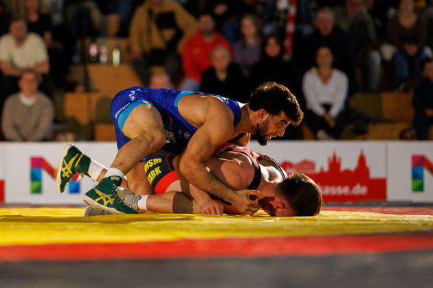DRB BIRTAT Bundesliga, 6. Wettkampftag, ASV Mainz 88 - KG Baienfurt Ravensburg, Mainz, 10.10.2026 Kampf zwischen Calvin Stiller (rot, ASV Mainz 88) gegen Rashad Orujevi (blau, KG Baienfurt Ravensburg), 66kg Griechisch-Roemischer Stil DRB BIRTAT Bundesliga, 6. Wettkampftag, ASV Mainz 88 - KG Baienfurt Ravensburg, Sporthalle am großen Sand, Mainz, 10.10.2026 Copyright: xBEAUTIFULxSPORTS Hahnex