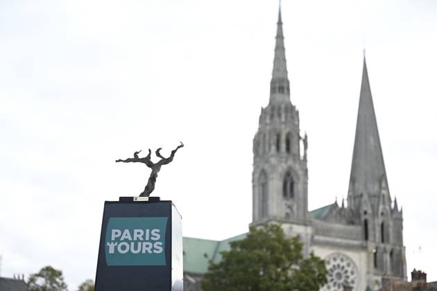 Paris Tours 2026 Cycling Race TOURS, FRANCE - OCTOBER 11 : illustration picture new trophy Paris Tours during the 120th edition of Paris Tours an UCI ProSeries 1.Pro one day cycling road race for Men Elite of 216.2 km with start in Chartres and finish in Tours on October 11, 2026 in Tours, France, 11 10 2026 ( Motordriver Guy De Vuyst - Tours France  Copyright: xNicoxVereeckenx