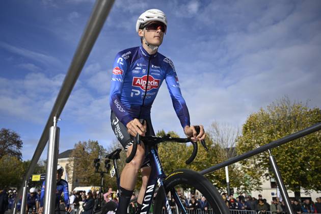 Paris Tours 2026 Cycling Race TOURS, FRANCE - OCTOBER 11 : Goossens Simon (BEL) of Alpecin - Premier Tech during the 120th edition of Paris Tours an UCI ProSeries 1.Pro one day cycling road race for Men Elite of 216.2 km with start in Chartres and finish in Tours on October 11, 2026 in Tours, France, 11 10 2026 ( Motordriver Guy De Vuyst - Tours France  Copyright: xNicoxVereeckenx