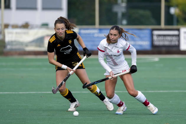 v.li.: Fenja Poppe (HTHC, 12, Kapitänin), Luise Kirschner (TSVMH, 10), Zweikampf, Spielszene, Duell, duel, tackle, tackling, Dynamik, Action, Aktion, 11.10.2026, Mannheim (Deutschland), Hockey, 1. Bundesliga, Damen, TSV Mannheim - Harvestehuder THC