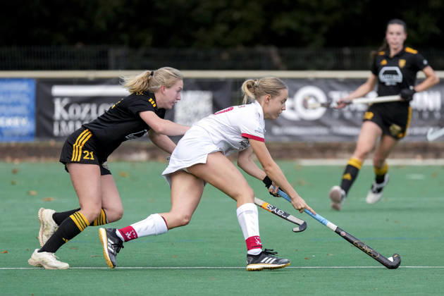 v.li.: Clara Schäfers (HTHC, 21), Marie Sattler (TSVMH, 20), Zweikampf, Spielszene, Duell, duel, tackle, tackling, Dynamik, Action, Aktion, 11.10.2026, Mannheim (Deutschland), Hockey, 1. Bundesliga, Damen, TSV Mannheim - Harvestehuder THC