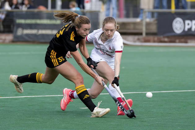 v.li.: Katharina Kiefer (HTHC, 33), Kayla de Wall (TSVMH, 7), Zweikampf, Spielszene, Duell, duel, tackle, tackling, Dynamik, Action, Aktion, 11.10.2026, Mannheim (Deutschland), Hockey, 1. Bundesliga, Damen, TSV Mannheim - Harvestehuder THC