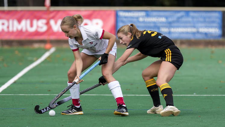 v.li.: Marie Sattler (TSVMH, 20), Katharina Kiefer (HTHC, 33), Zweikampf, Spielszene, Duell, duel, tackle, tackling, Dynamik, Action, Aktion, 11.10.2026, Mannheim (Deutschland), Hockey, 1. Bundesliga, Damen, TSV Mannheim - Harvestehuder THC