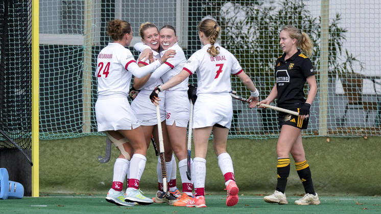 v.li.: Marie Neumann (TSVMH, 24), Lotte Nafzger (TSVMH, 26), Franziska Schütte (TSVMH, 36), Kayla de Wall (TSVMH, 7), Spielerinnen vom TSV Mannheim Hockey, jubeln über das Tor zum 1:0, Jubel, Torjubel, Torerfolg, celebrate the goal, goal, celebration, jubelt ueber das Tor, Freuen, Freude, freut sich, optimistisch, positiv, Spielszene, Highlight, Action, Aktion, 11.10.2026, Mannheim (Deutschland), Hockey, 1. Bundesliga, Damen, TSV Mannheim - Harvestehuder THC