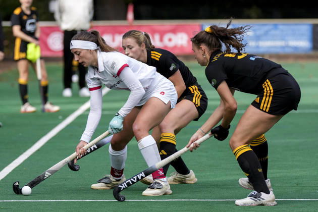 v.li.: Johanna Mühl (TSVMH, 8), Katharina Kiefer (HTHC, 33), Isabel von Gersum (HTHC, 55), Zweikampf, Spielszene, Duell, duel, tackle, tackling, Dynamik, Action, Aktion, 11.10.2026, Mannheim (Deutschland), Hockey, 1. Bundesliga, Damen, TSV Mannheim - Harvestehuder THC