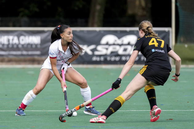 v.li.: Agostina Lovagnini (TSVMH, 21), Ella Förtsch (HTHC, 47), Zweikampf, Spielszene, Duell, duel, tackle, tackling, Dynamik, Action, Aktion, 11.10.2026, Mannheim (Deutschland), Hockey, 1. Bundesliga, Damen, TSV Mannheim - Harvestehuder THC