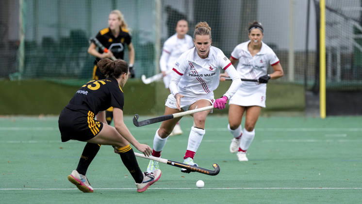 v.li.: Albane Garot (HTHC, 25), Marie Neumann (TSVMH, 24), Zweikampf, Spielszene, Duell, duel, tackle, tackling, Dynamik, Action, Aktion, 11.10.2026, Mannheim (Deutschland), Hockey, 1. Bundesliga, Damen, TSV Mannheim - Harvestehuder THC