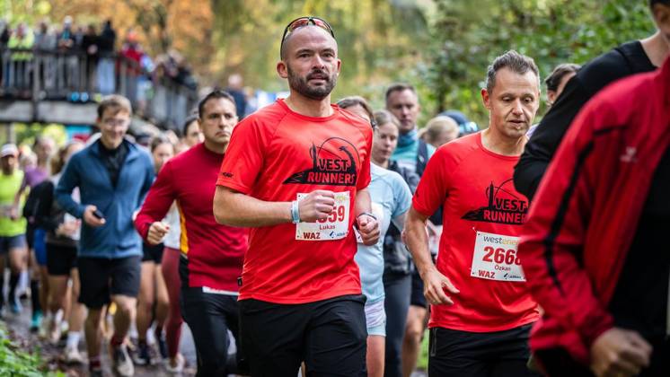 Marathon am Baldeneysee in Essen ** NUR FÜR REDAKTIONELLE ZWECKE ** EDITORIAL USE ONLY **<p>Rund 1800 Läufer begeben sich am Sonntagmorgen, 11.10.2026, im Rahmenprogramm des Mararthons am Baldeneysee auf eine gut 18 Kilometer lange Seerunde. Deutschland NRW Essen Copyright: MartinxMöller