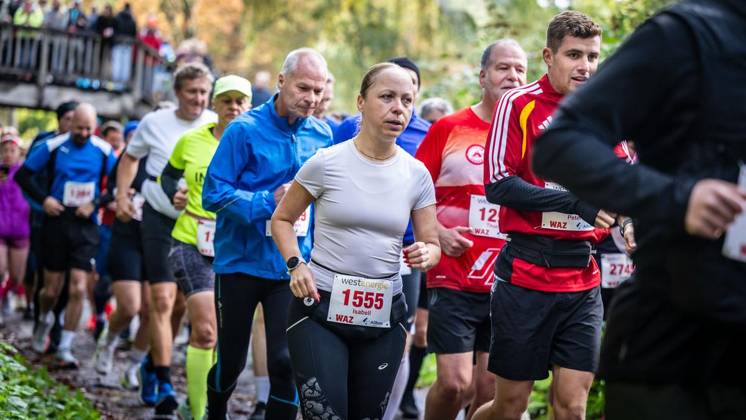 Marathon am Baldeneysee in Essen ** NUR FÜR REDAKTIONELLE ZWECKE ** EDITORIAL USE ONLY **<p>Rund 1800 Läufer begeben sich am Sonntagmorgen, 11.10.2026, im Rahmenprogramm des Mararthons am Baldeneysee auf eine gut 18 Kilometer lange Seerunde. Deutschland NRW Essen Copyright: MartinxMöller