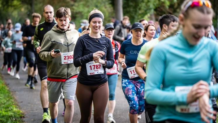 Marathon am Baldeneysee in Essen ** NUR FÜR REDAKTIONELLE ZWECKE ** EDITORIAL USE ONLY **<p>Rund 1800 Läufer begeben sich am Sonntagmorgen, 11.10.2026, im Rahmenprogramm des Mararthons am Baldeneysee auf eine gut 18 Kilometer lange Seerunde. Deutschland NRW Essen Copyright: MartinxMöller