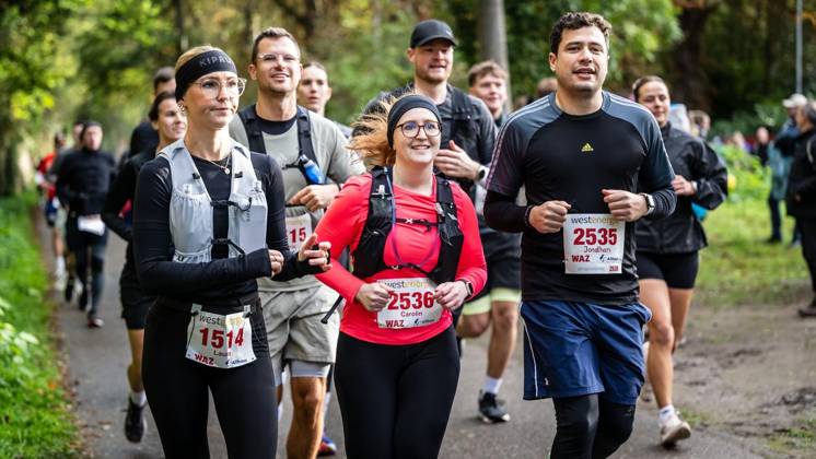 Marathon am Baldeneysee in Essen ** NUR FÜR REDAKTIONELLE ZWECKE ** EDITORIAL USE ONLY **<p>Rund 1800 Läufer begeben sich am Sonntagmorgen, 11.10.2026, im Rahmenprogramm des Mararthons am Baldeneysee auf eine gut 18 Kilometer lange Seerunde. Deutschland NRW Essen Copyright: MartinxMöller