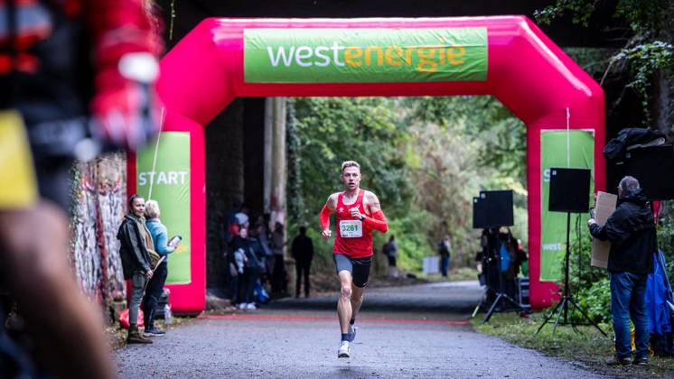 Marathon am Baldeneysee in Essen ** NUR FÜR REDAKTIONELLE ZWECKE ** EDITORIAL USE ONLY **<p>Rund 1200 Läufer (hier der Führungsläufer nach etwa 4 Kilometern) begeben sich am Sonntagmorgen, 11.10.2026, beim Marathon am Baldeneysee auf eine doppelte Runde um den See. Deutschland NRW Essen Copyright: MartinxMöller