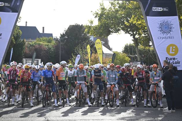 Paris Tours 2026 Cycling Race TOURS, FRANCE - OCTOBER 11 : illustration picture of the riders at the start during the 120th edition of Paris Tours an UCI ProSeries 1.Pro one day cycling road race for Men Elite of 216.2 km with start in Chartres and finish in Tours on October 11, 2026 in Tours, France, 11 10 2026 ( Motordriver Guy De Vuyst - Tours France  Copyright: xNicoxVereeckenx