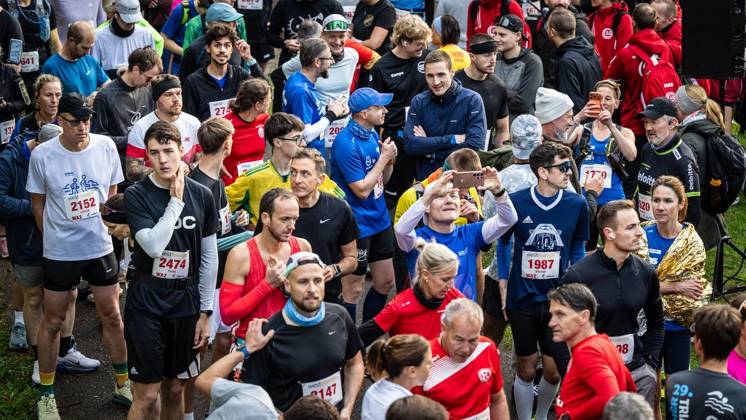 Marathon am Baldeneysee in Essen ** NUR FÜR REDAKTIONELLE ZWECKE ** EDITORIAL USE ONLY **<p>Rund 1800 Läufer begeben sich am Sonntagmorgen, 11.10.2026, im Rahmenprogramm des Mararthons am Baldeneysee auf eine gut 18 Kilometer lange Seerunde. Deutschland NRW Essen Copyright: MartinxMöller