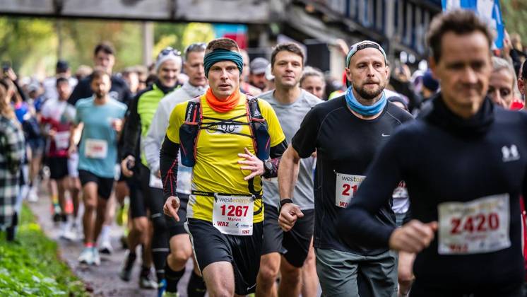 Marathon am Baldeneysee in Essen ** NUR FÜR REDAKTIONELLE ZWECKE ** EDITORIAL USE ONLY **<p>Rund 1800 Läufer begeben sich am Sonntagmorgen, 11.10.2026, im Rahmenprogramm des Mararthons am Baldeneysee auf eine gut 18 Kilometer lange Seerunde. Deutschland NRW Essen Copyright: MartinxMöller