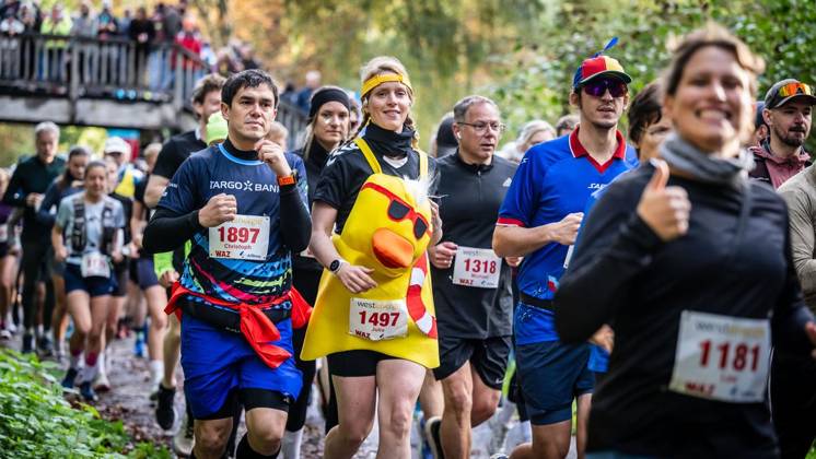 Marathon am Baldeneysee in Essen ** NUR FÜR REDAKTIONELLE ZWECKE ** EDITORIAL USE ONLY **<p>Rund 1800 Läufer begeben sich am Sonntagmorgen, 11.10.2026, im Rahmenprogramm des Mararthons am Baldeneysee auf eine gut 18 Kilometer lange Seerunde. Deutschland NRW Essen Copyright: MartinxMöller