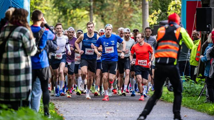 Marathon am Baldeneysee in Essen ** NUR FÜR REDAKTIONELLE ZWECKE ** EDITORIAL USE ONLY **<p>Rund 1800 Läufer begeben sich am Sonntagmorgen, 11.10.2026, im Rahmenprogramm des Mararthons am Baldeneysee auf eine gut 18 Kilometer lange Seerunde. Deutschland NRW Essen Copyright: MartinxMöller