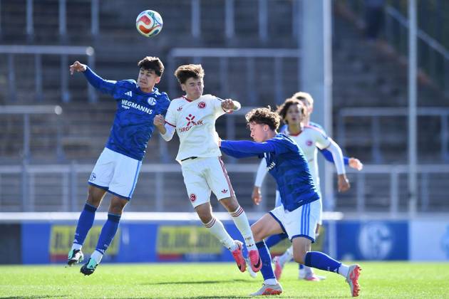 Schalke 04 U19 - Fortuna Düsseldorf U19 ** NUR FÜR REDAKTIONELLE ZWECKE ** EDITORIAL USE ONLY **<p>Fußball U19 DFB-Nachwuchsliga - Vorrunde Gruppe H 7.SPIELTAG: Schalke 04 U19 - Fortuna Düsseldorf U19 am 11.10.2026 im Parkstadion in Gelsenkirchen Arian Güzel ( Schalke 04 U19 ), links - Leonidas Vassiliadis ( Fortuna Düsseldorf U19 ), mitte - Lasse Deutschbein ( Schalke 04 U19 ), rechts Deutschland Nordrhein-Westfalen Gelsenkirchen Copyright: ThorstenxTillmann